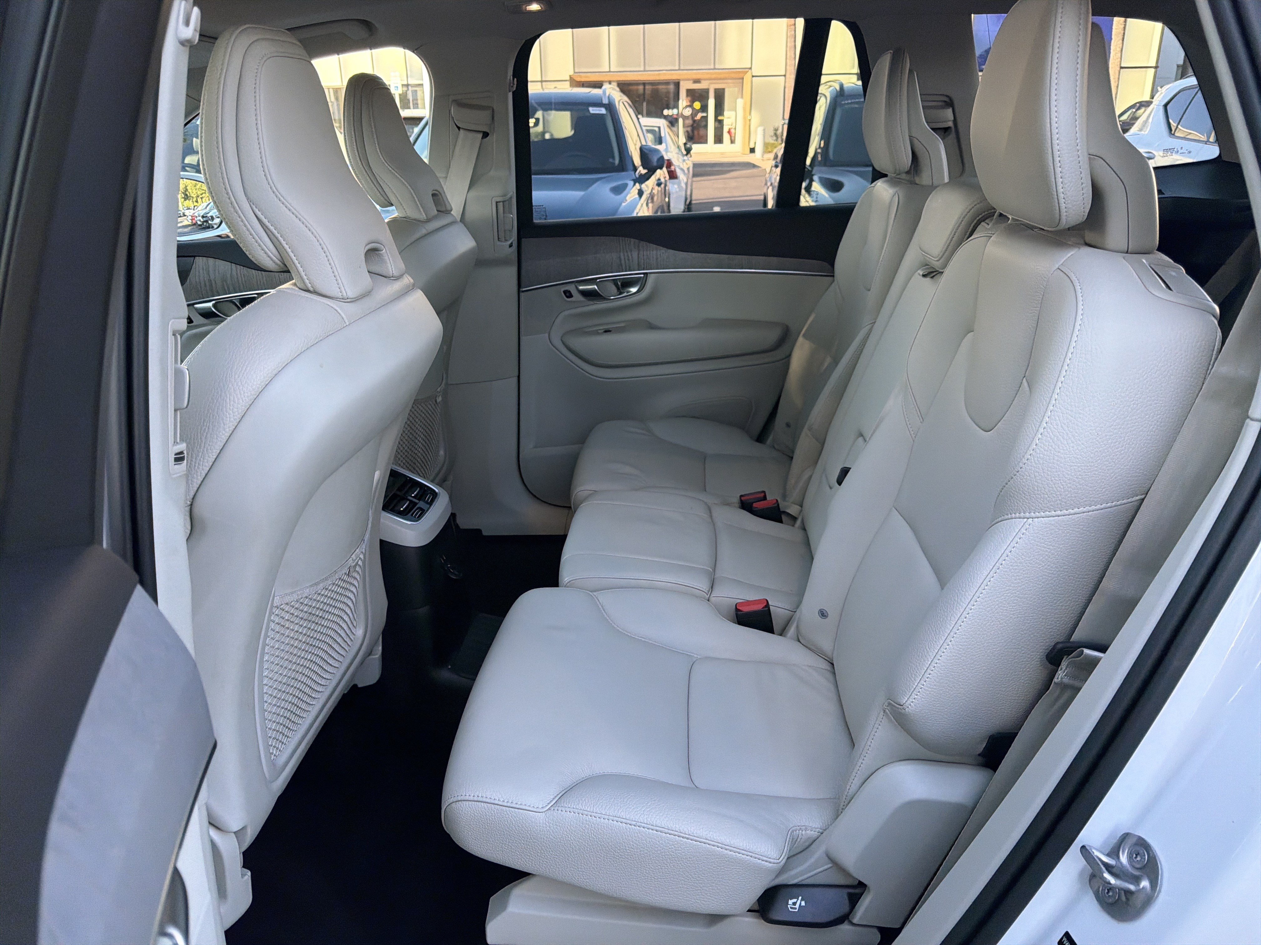 Certified 2025 Volvo XC90 T8 Plus w/ Protection Package Premier AWD/4WD image 32