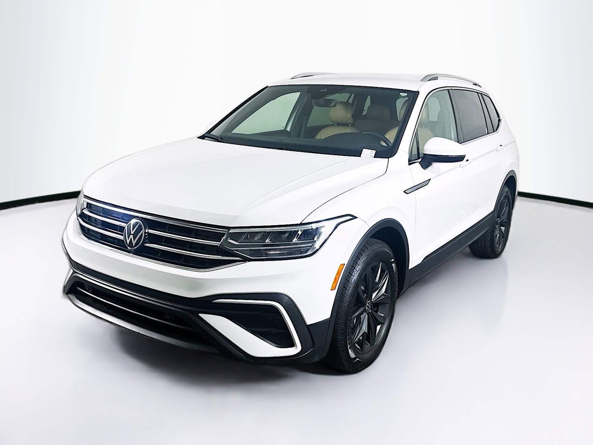 Used 2024 Volkswagen Tiguan SE image 3