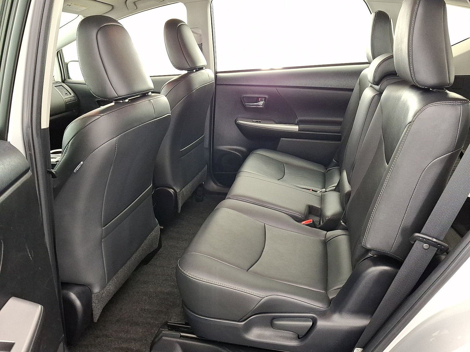 Used 2017 Toyota Prius V Four w/ Carpet Mat Package FWD image 12