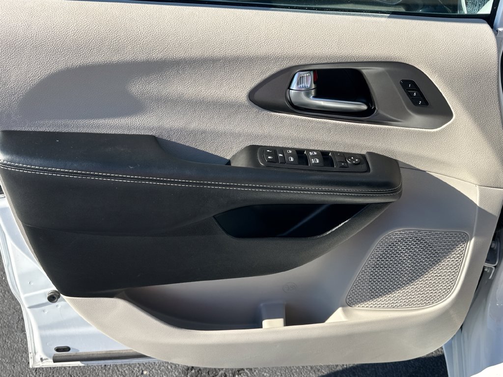 Used 2024 Chrysler Pacifica Touring-L FWD image 12