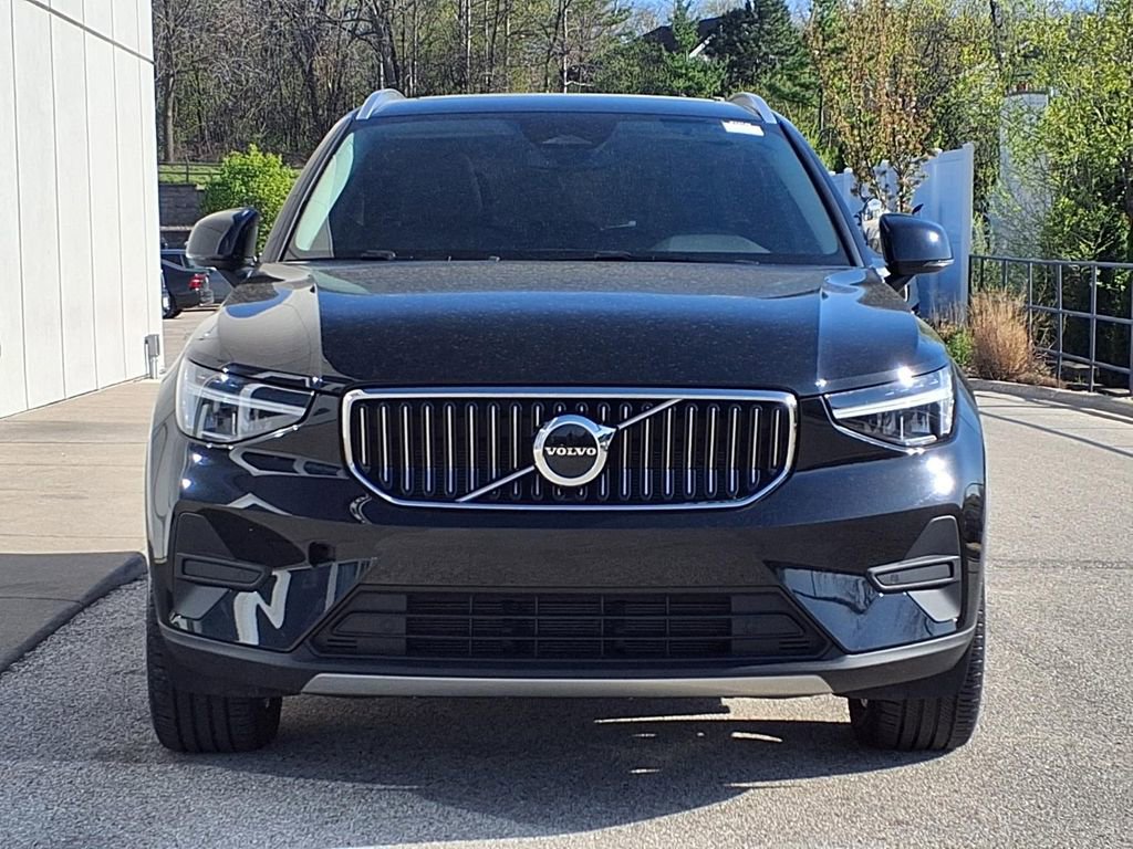 Certified 2025 Volvo XC40 B5 Core AWD/4WD image 2