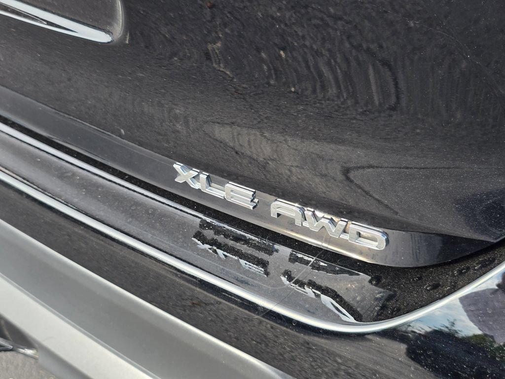 Used 2022 Toyota Highlander XLE AWD/4WD image 10