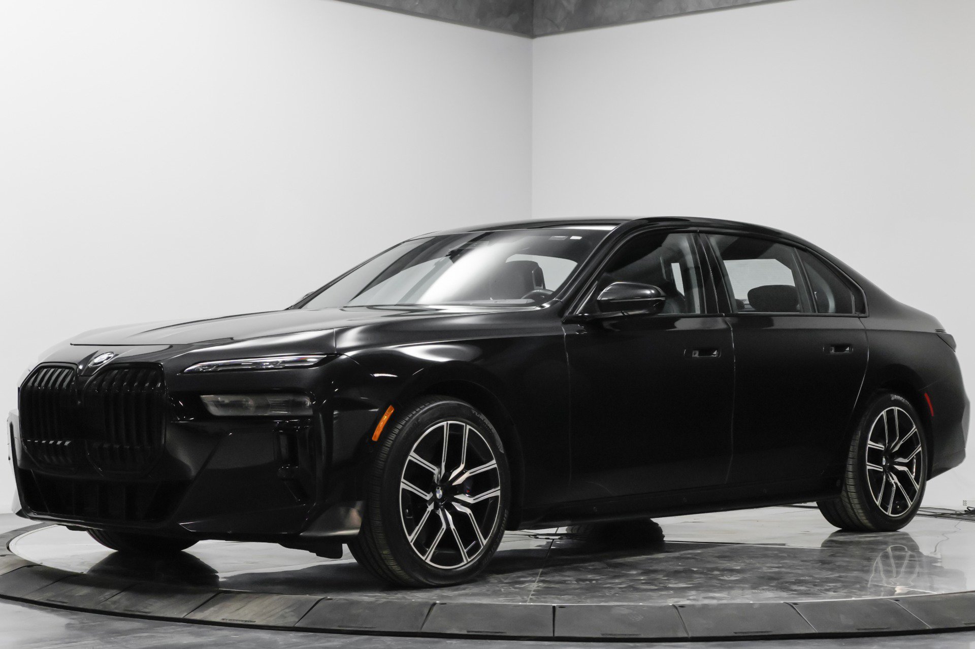 Used 2023 BMW 760i xDrive w/ Executive Package image 2