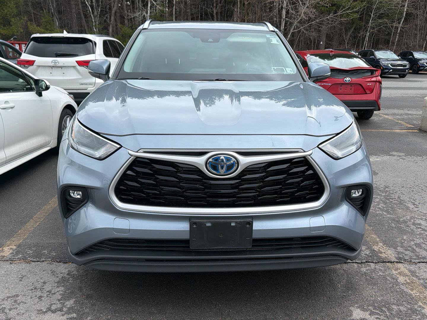 Used 2021 Toyota Highlander XLE AWD/4WD image 2