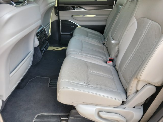Used 2024 Jeep Wagoneer Series II w/ Flexible Seating Group RWD image 16