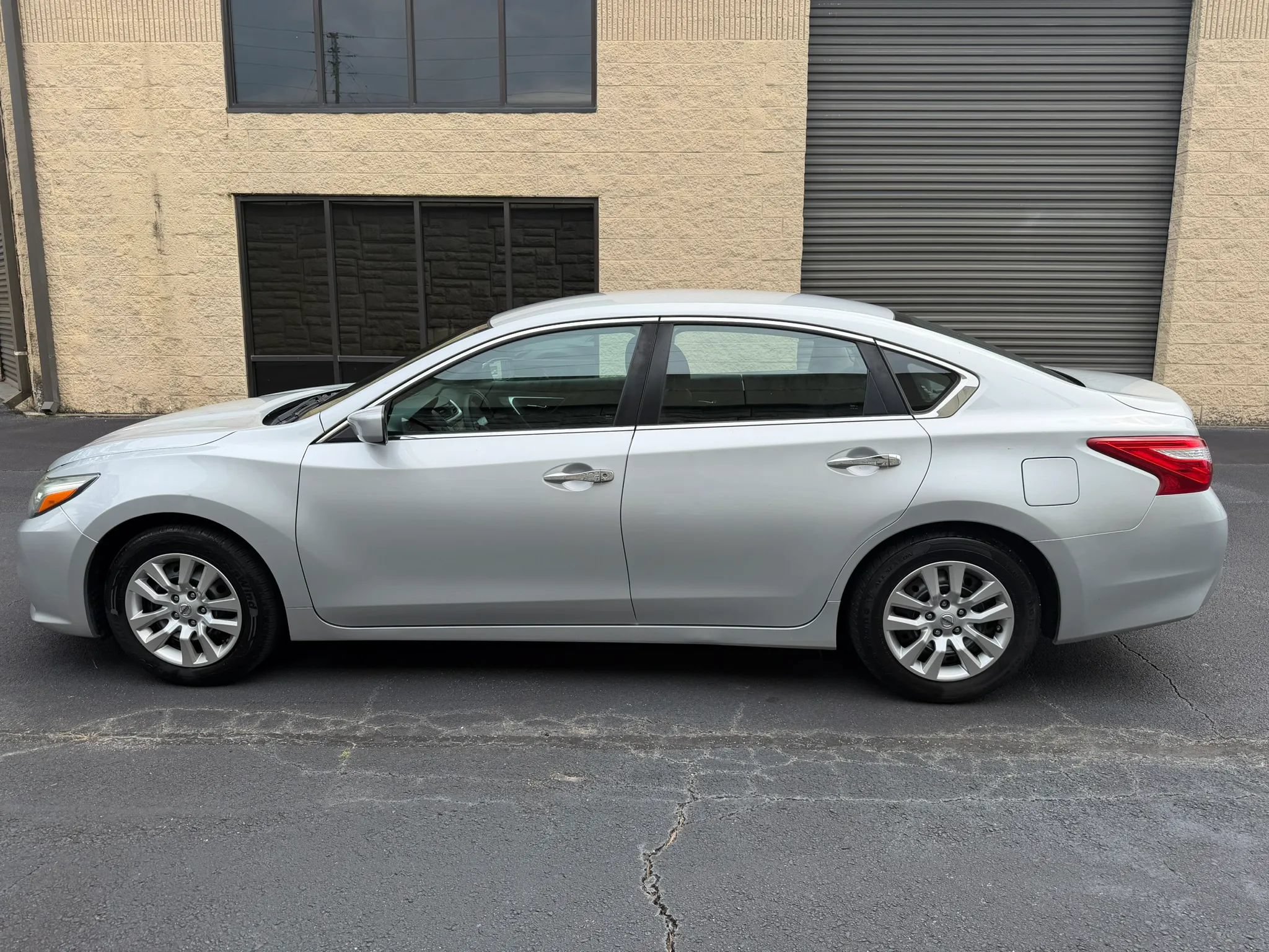 Used 2016 Nissan Altima 2.5 S w/ Power Driver Seat Package FWD image 3