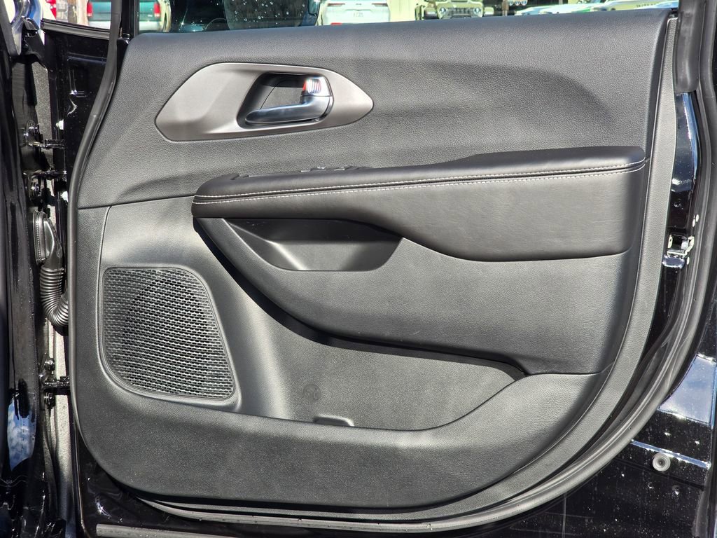 New 2026 Chrysler Pacifica Select image 36