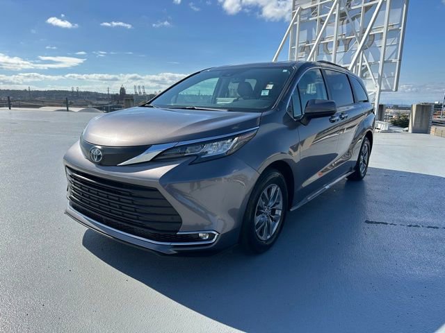 Used 2023 Toyota Sienna XLE image 7