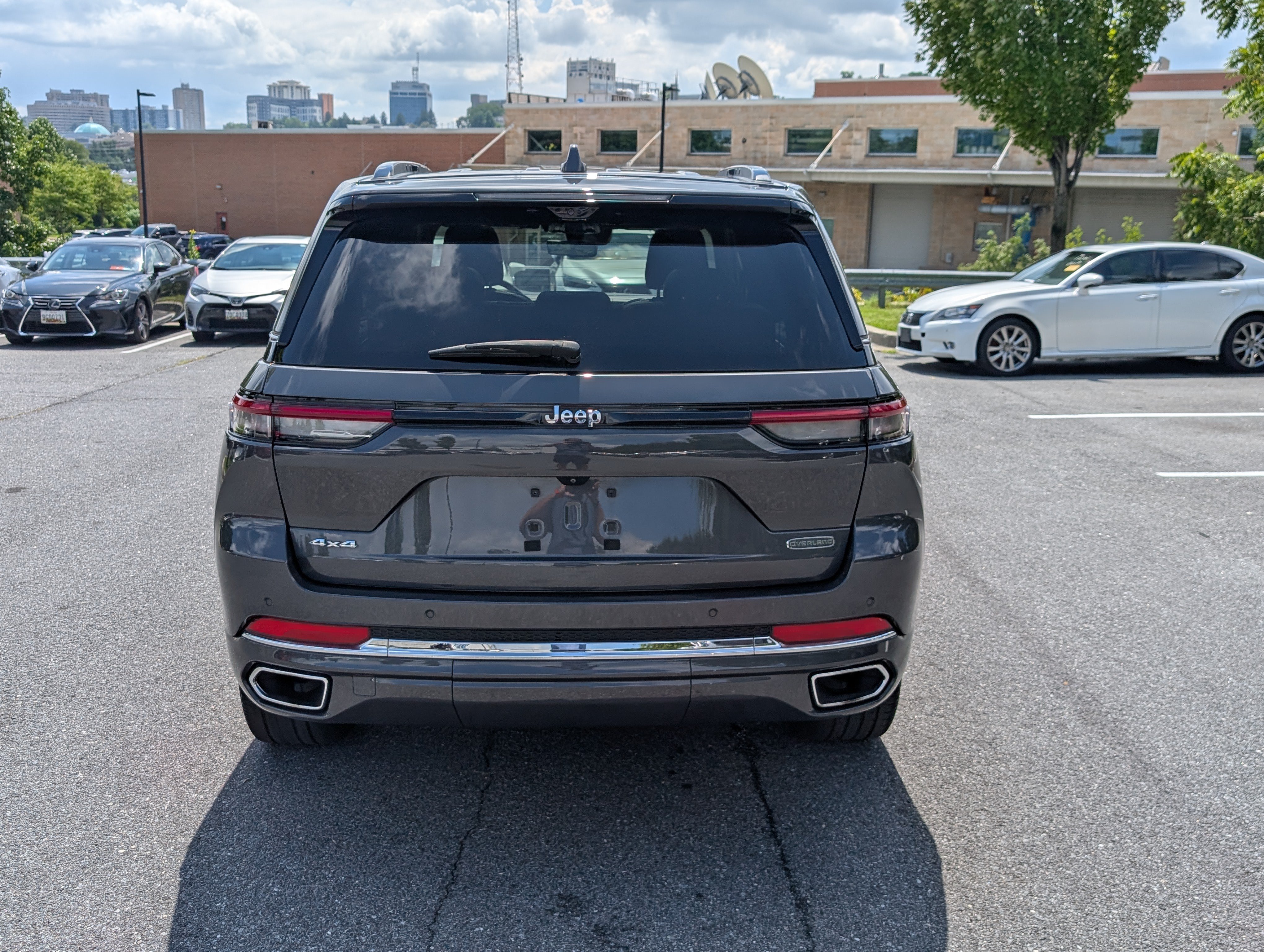 Used 2022 Jeep Grand Cherokee Overland w/ Luxury Tech Group IV AWD/4WD image 4