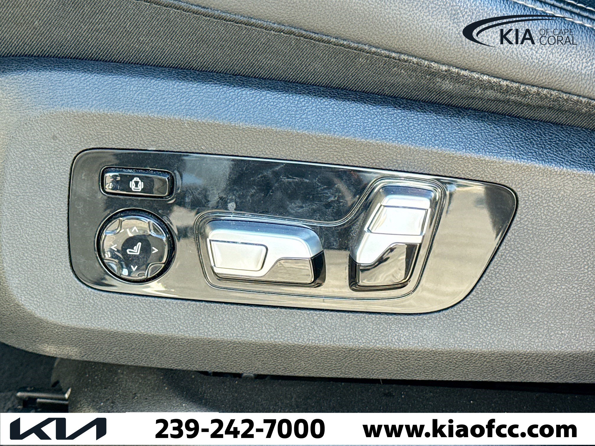 Used 2020 BMW X7 M50i w/ Executive Package image 26