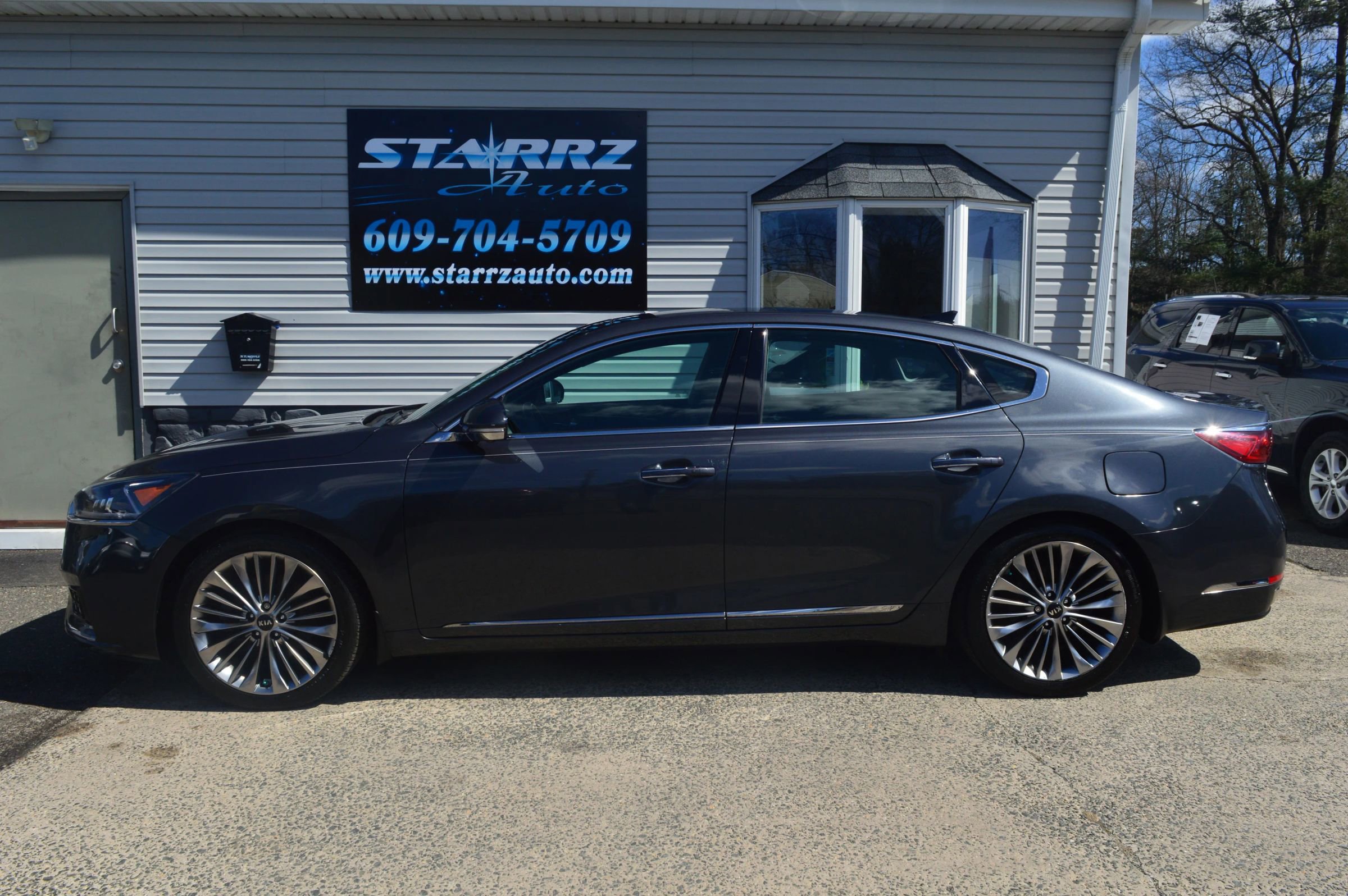 Used 2018 Kia Cadenza Limited image 2
