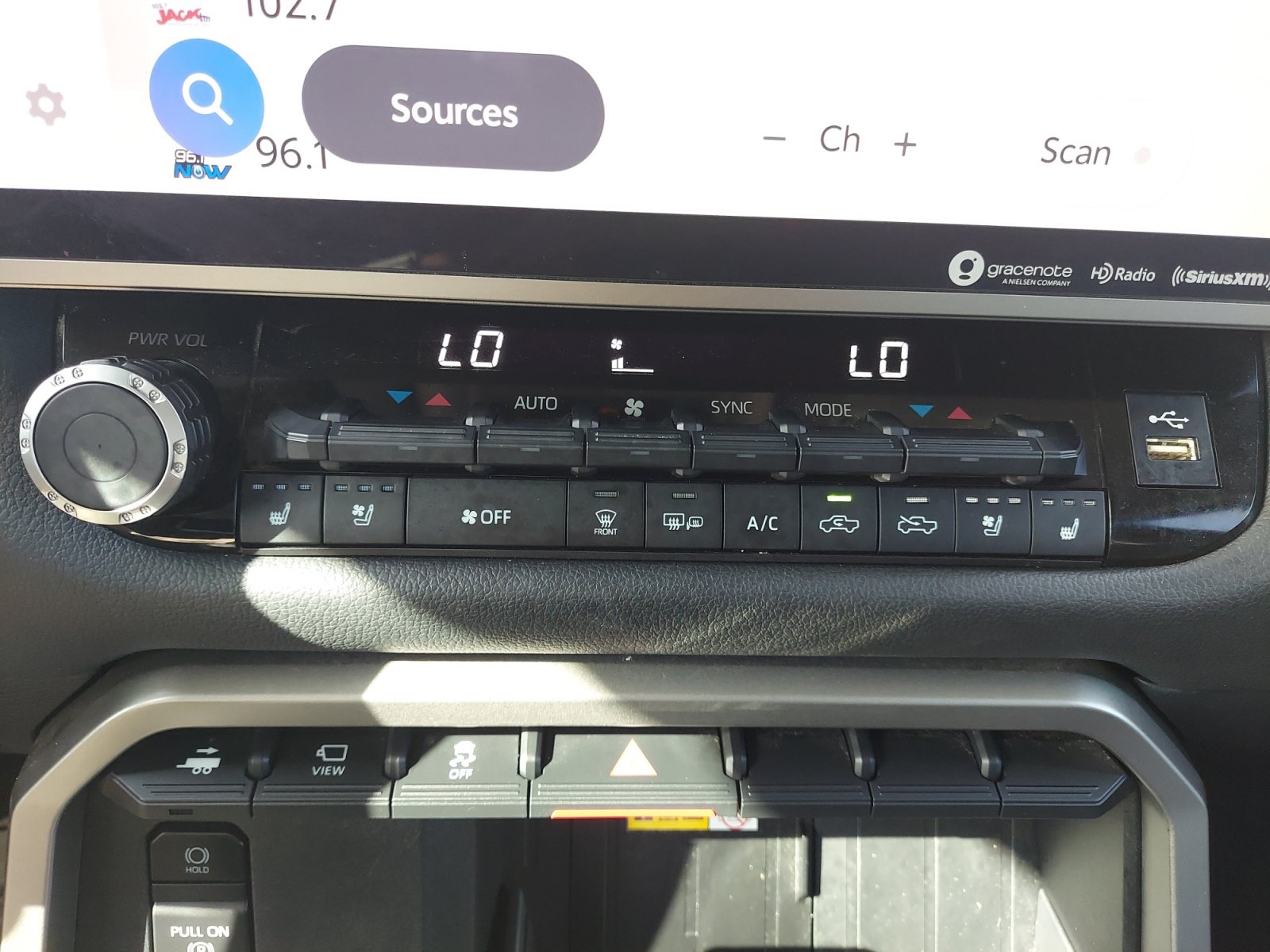 Used 2024 Toyota Tundra Limited AWD/4WD image 18