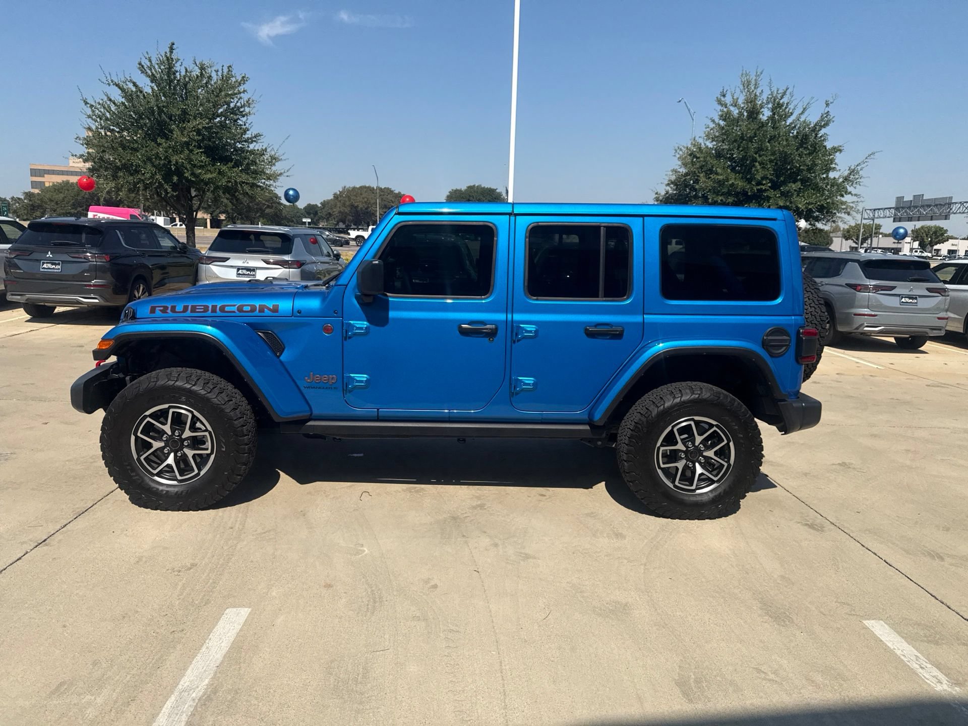 Used 2025 Jeep Wrangler Unlimited Rubicon w/ Convenience Group AWD/4WD image 3