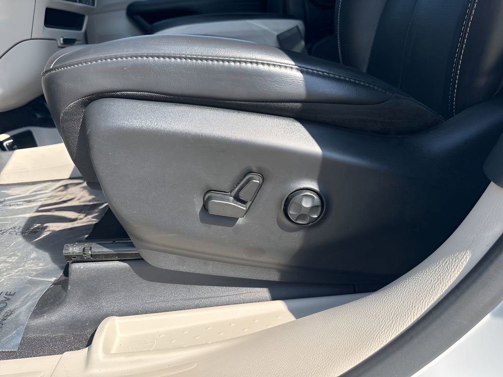 Used 2023 Chrysler Pacifica Touring-L FWD image 10