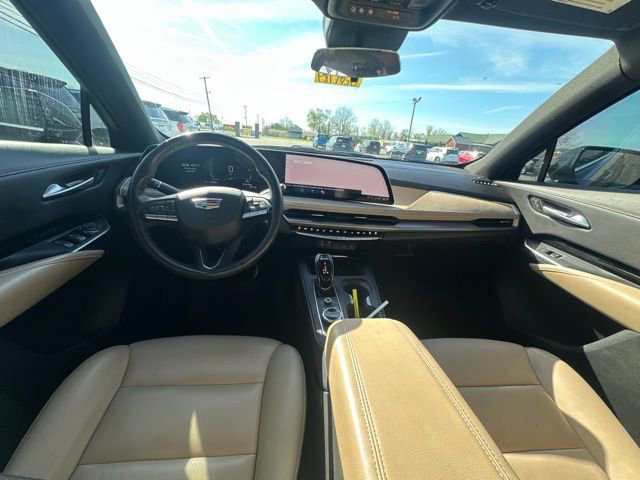 Used 2024 Cadillac XT4 Luxury w/ Cold Weather Package image 9