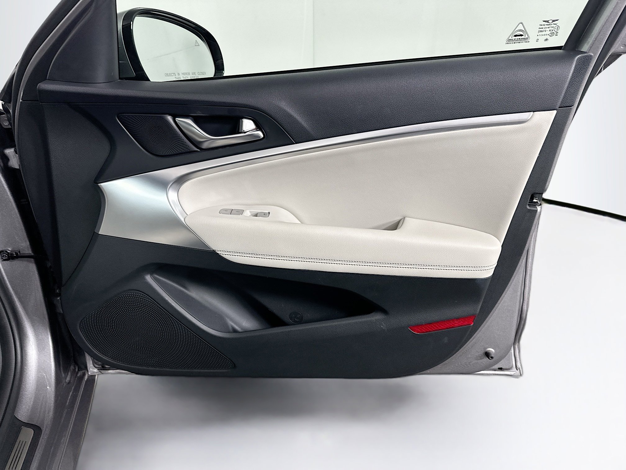 Used 2025 Genesis G70 2.5T image 33