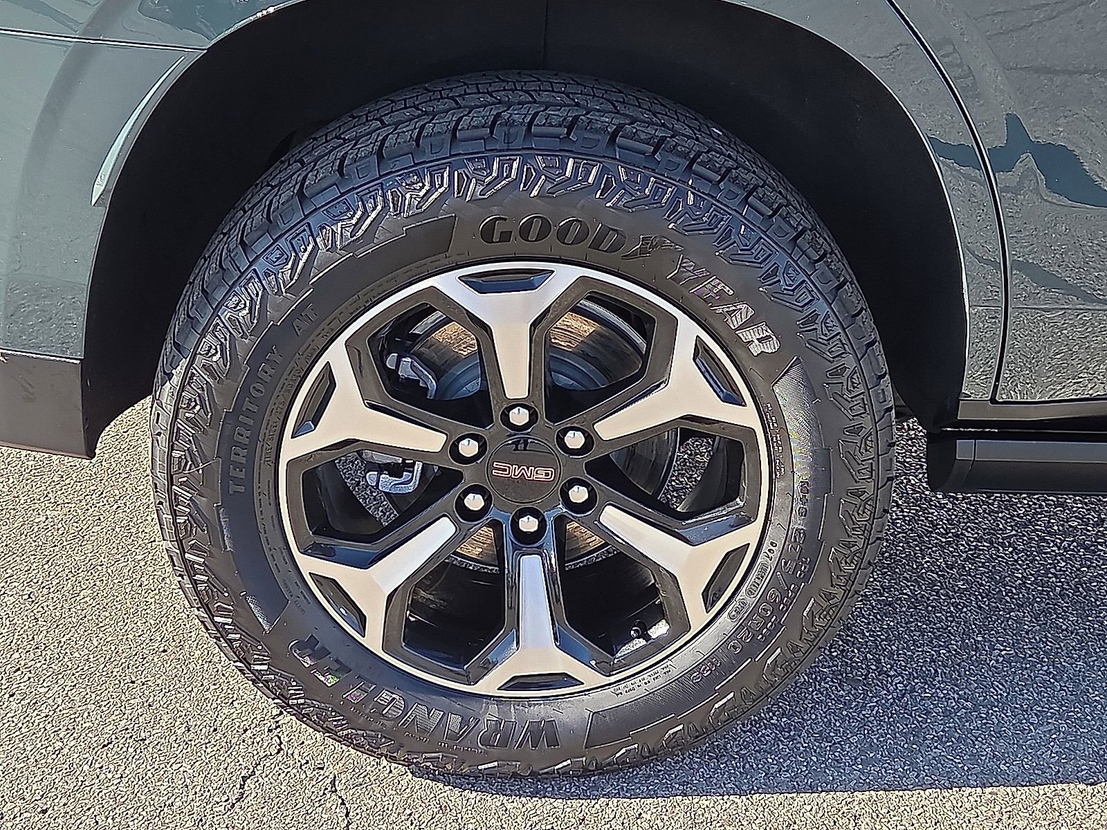 Used 2025 GMC Yukon AT4 w/ AT4 Premium Plus Package image 7