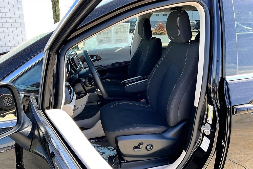 Certified 2024 Chrysler Voyager LX image 3