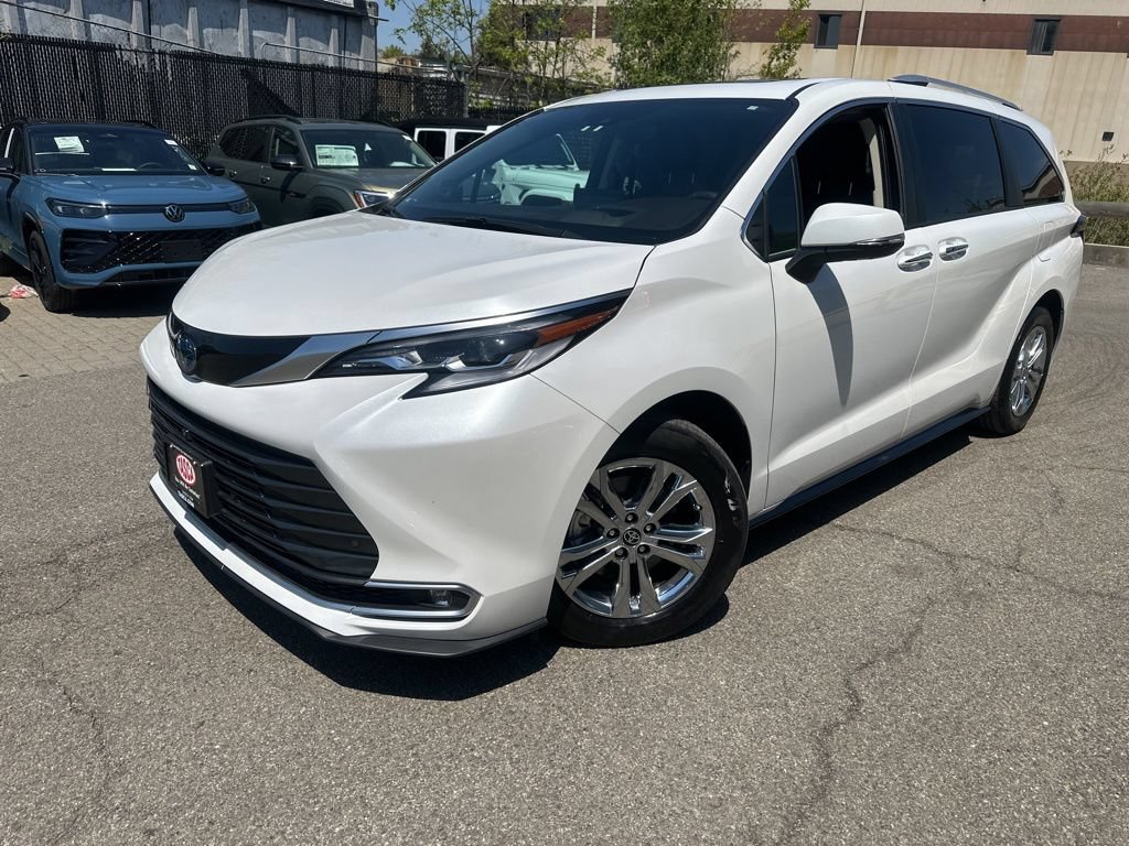 Used 2023 Toyota Sienna Platinum AWD/4WD image 4