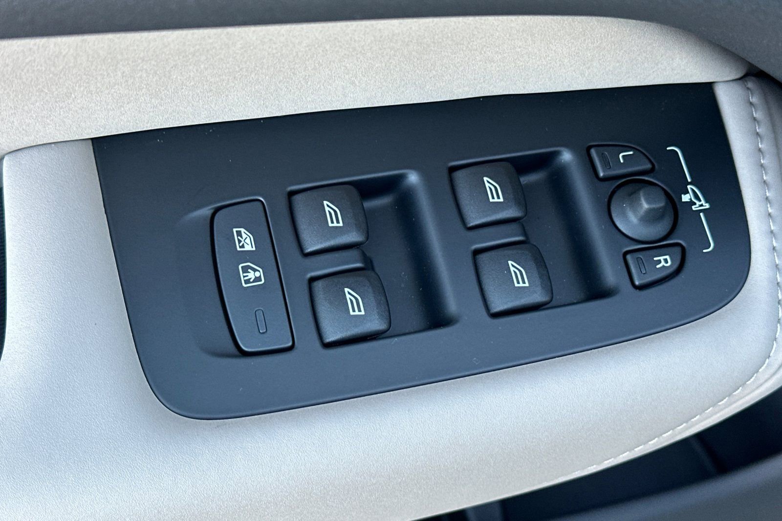 New 2026 Volvo XC60 B5 Plus w/ Protection Package Premier image 15