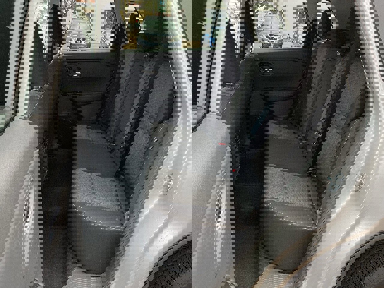 Used 2025 Nissan Rogue SV image 15