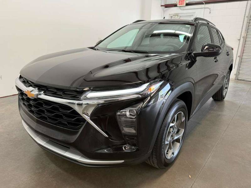 Used 2025 Chevrolet Trax LT w/ LT Convenience Package FWD image 3