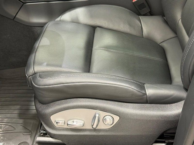 Certified 2025 Porsche Macan AWD/4WD image 27