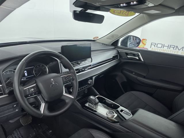 Used 2025 Mitsubishi Outlander SE image 20