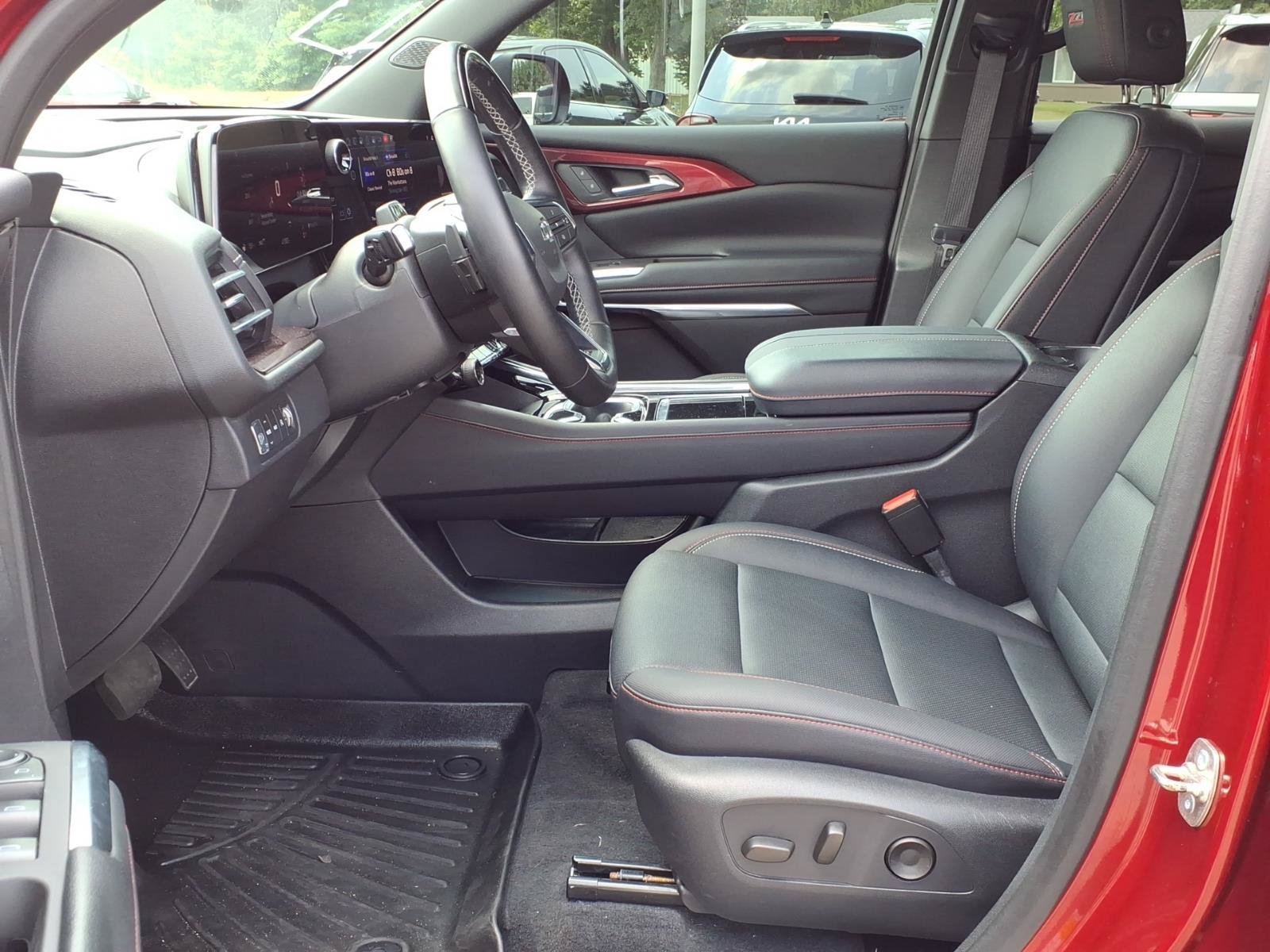 Used 2025 Chevrolet Traverse Z71 w/ Enhanced Driving Package AWD/4WD image 9