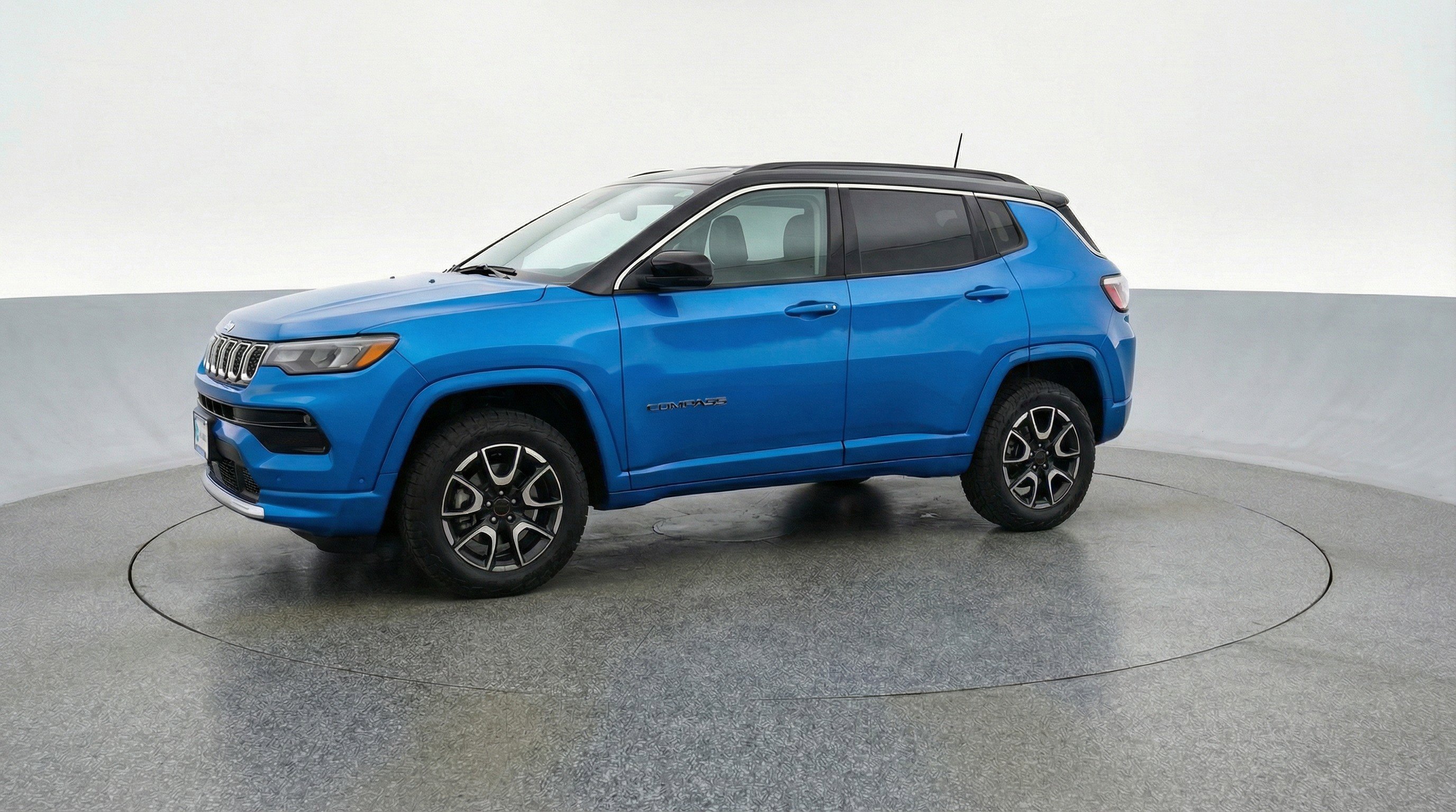 Used 2025 Jeep Compass Trailhawk image 3