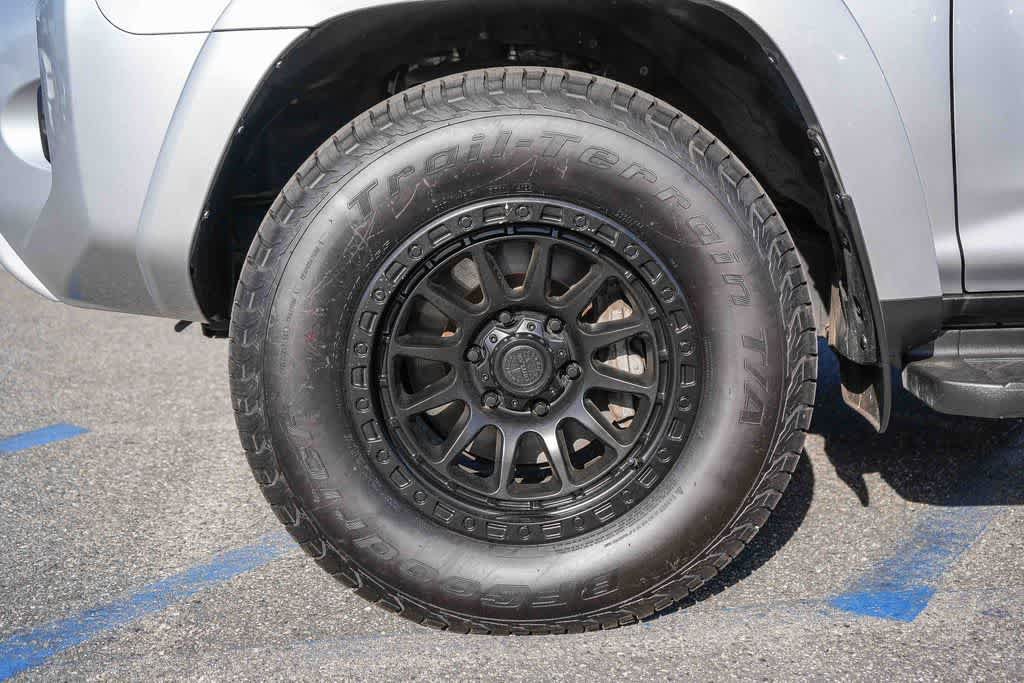Used 2022 Toyota 4Runner SR5 AWD/4WD image 11