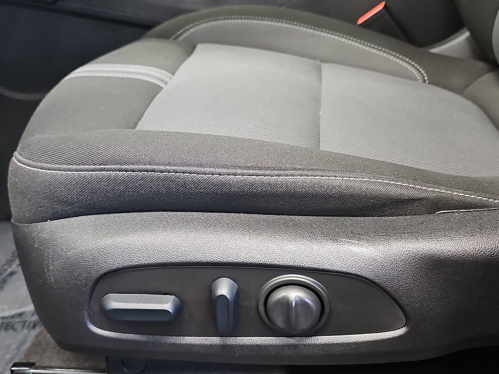 Used 2025 Chevrolet Blazer LT FWD image 28