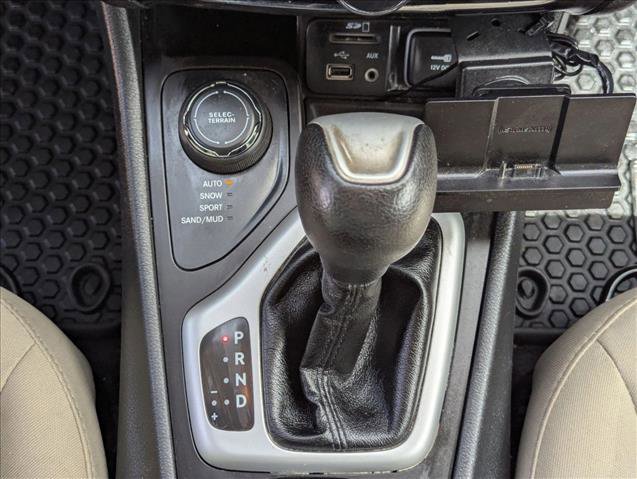 Used 2018 Jeep Cherokee Latitude w/ Cold Weather Group AWD/4WD image 12