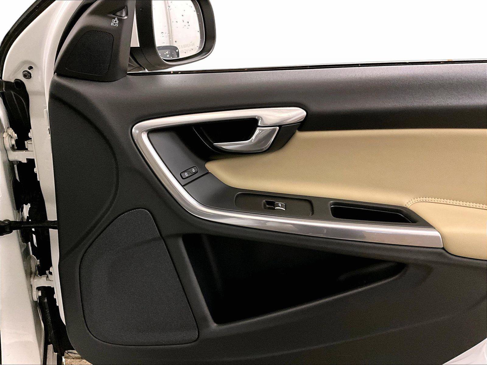 Used 2017 Volvo S60 T5 Inscription image 23