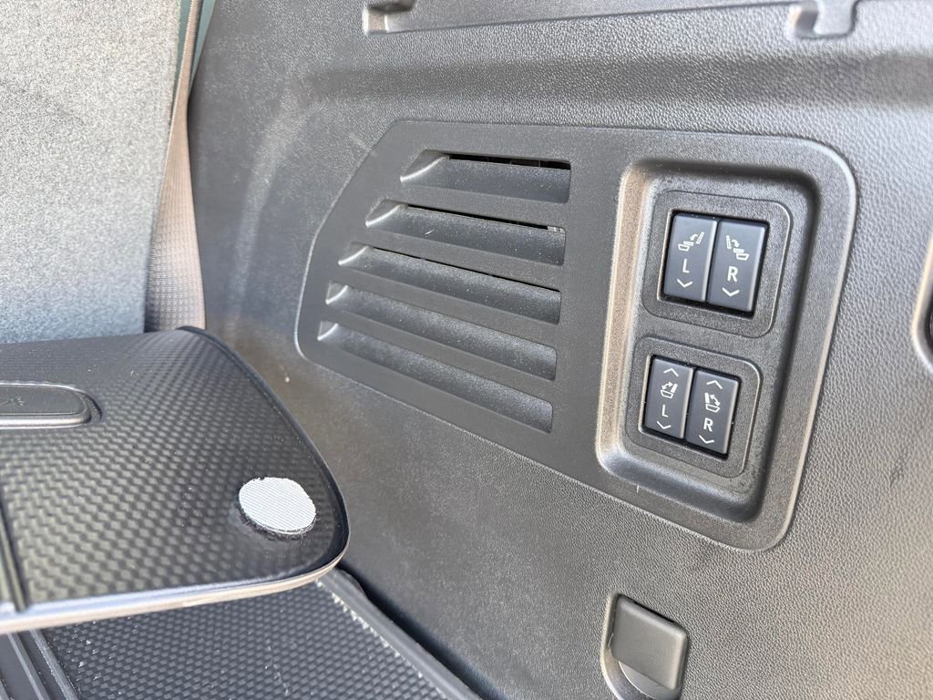 Used 2025 Chevrolet Traverse RS AWD/4WD image 37