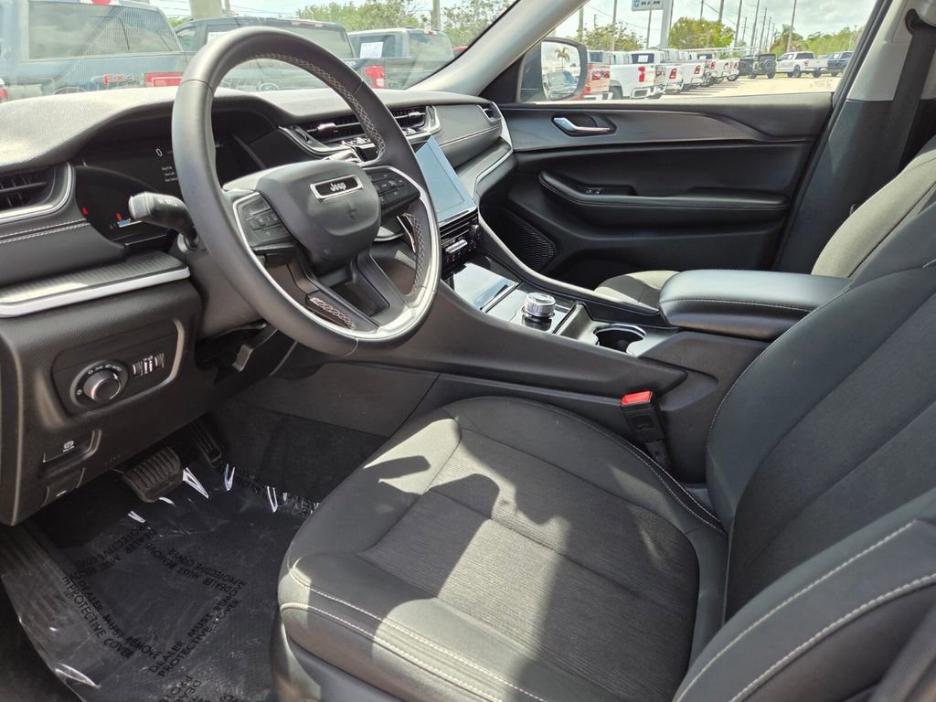 Used 2024 Jeep Grand Cherokee Laredo image 23