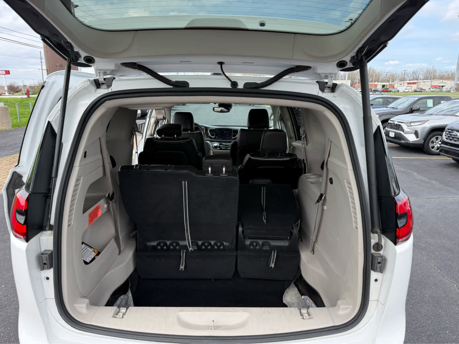 Used 2023 Chrysler Pacifica Limited FWD image 22