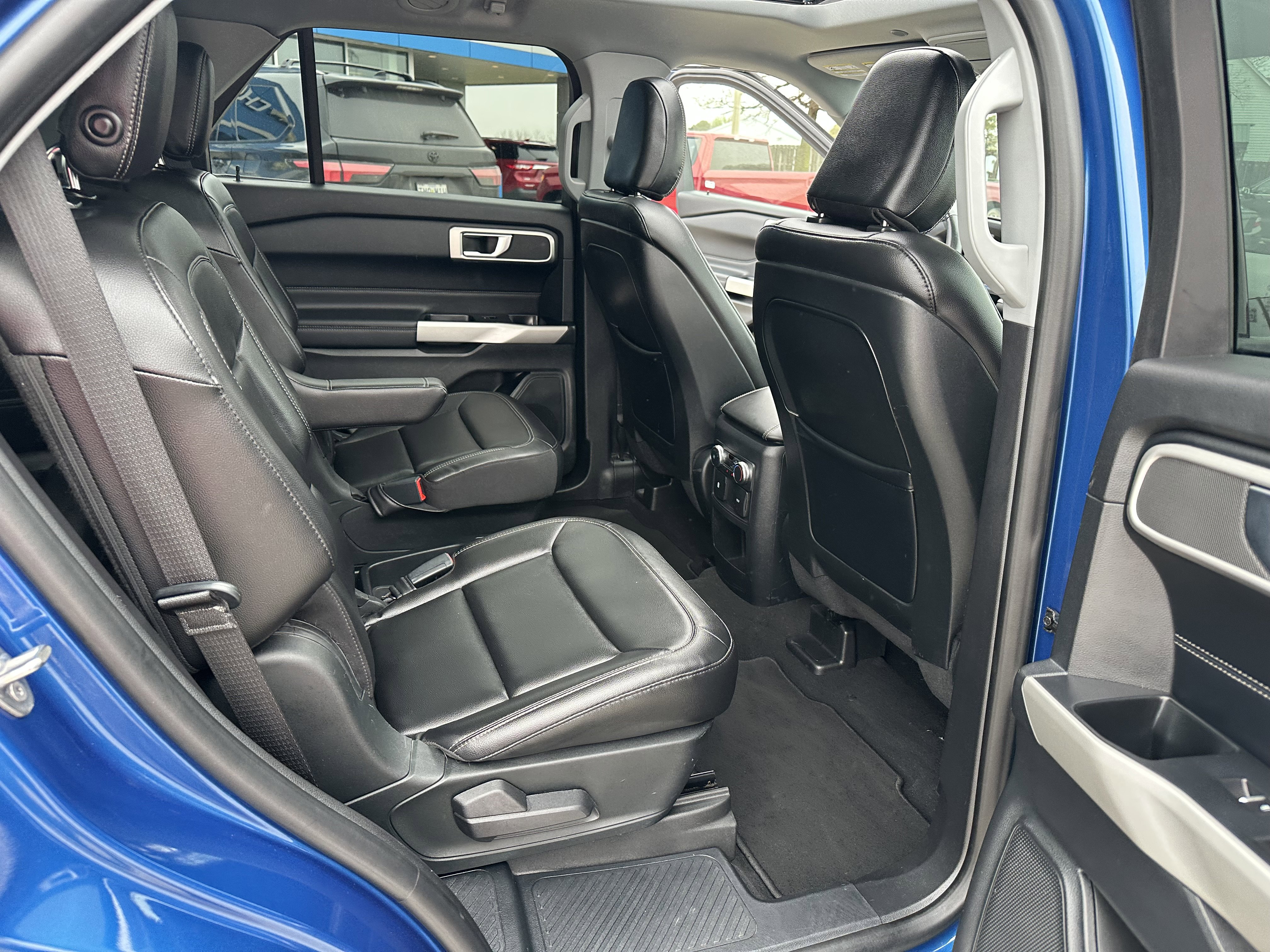 Used 2020 Ford Explorer XLT w/ Equipment Group 202A image 28