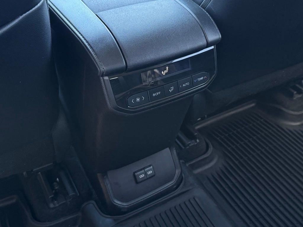 Used 2024 Toyota Highlander XLE FWD image 24
