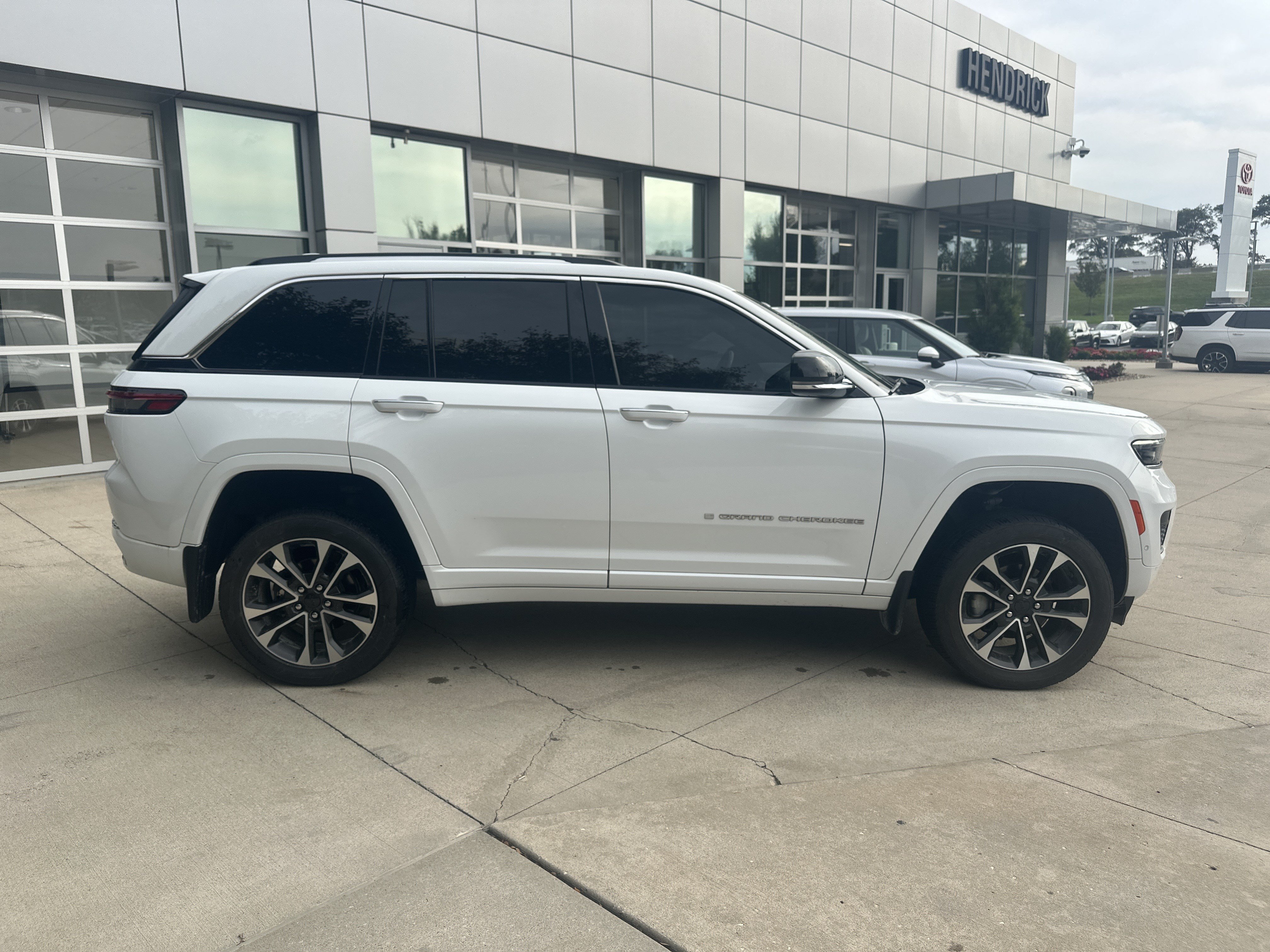 Used 2022 Jeep Grand Cherokee Overland w/ Luxury Tech Group IV AWD/4WD image 10