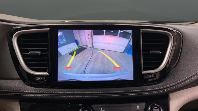 Used 2022 Chrysler Pacifica Touring-L FWD image 13