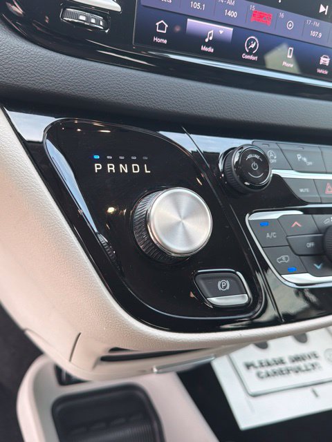 Used 2023 Chrysler Pacifica Touring-L FWD image 23