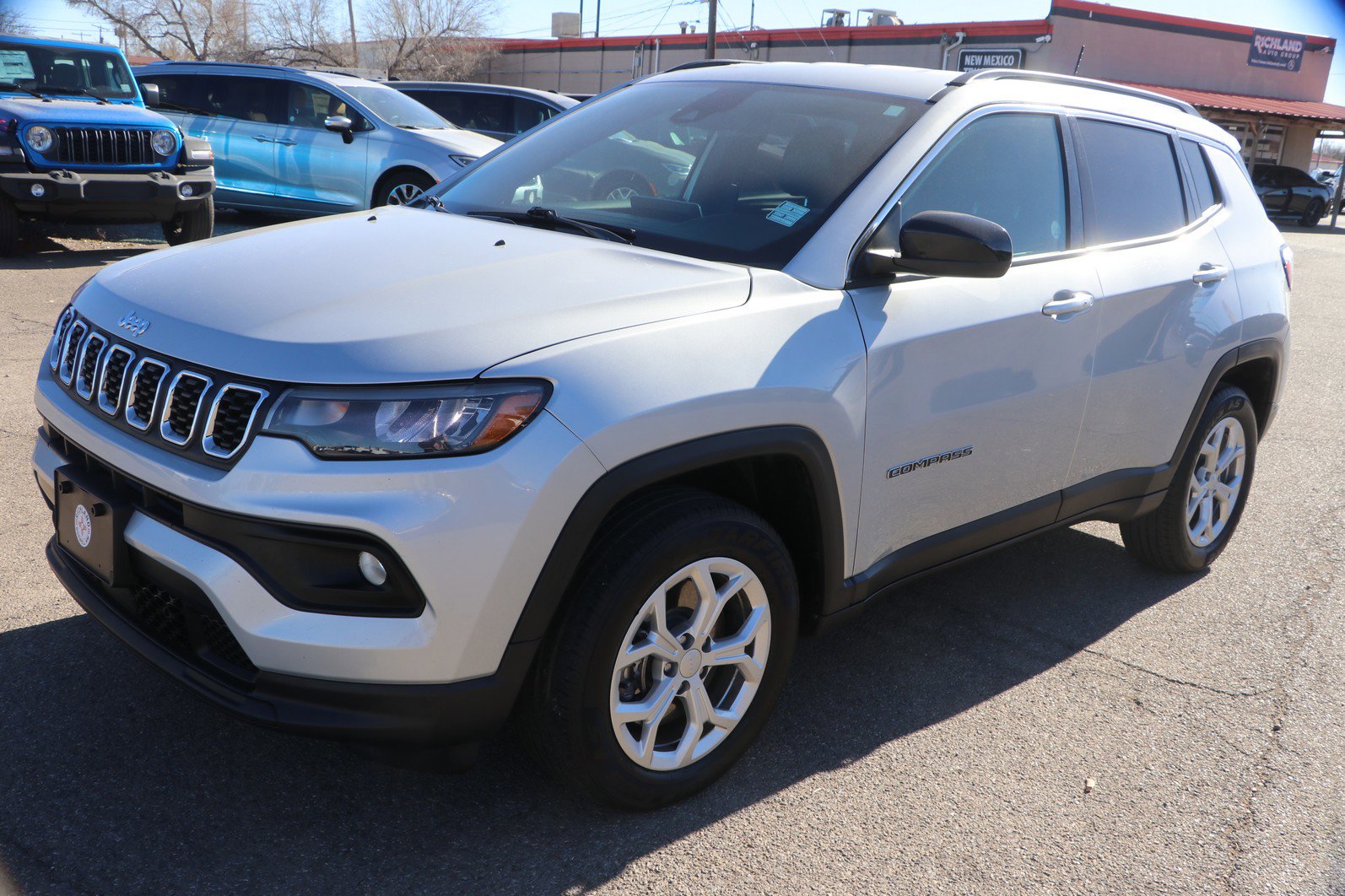Used 2024 Jeep Compass Latitude image 3