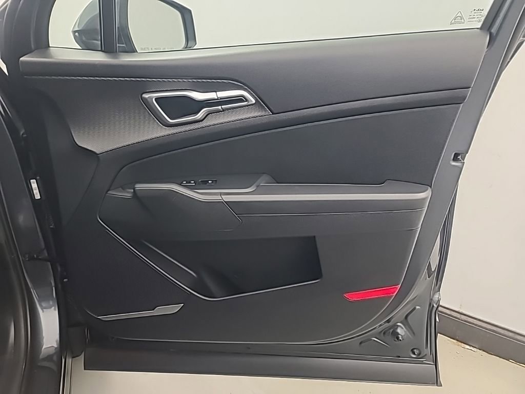 Used 2025 Kia Sportage LX image 13