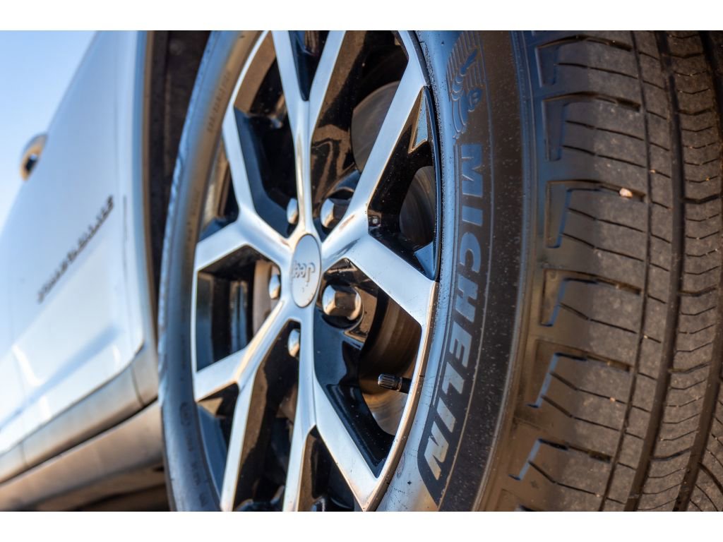 Used 2024 Jeep Grand Cherokee L Limited w/ Luxury Tech Group II image 9