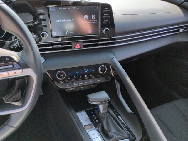 Certified 2022 Hyundai Elantra SEL w/ Convenience + Premium Package image 22