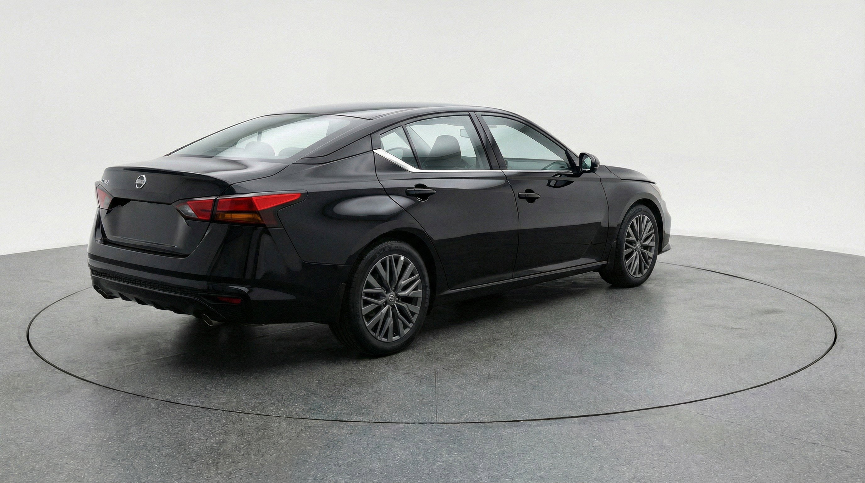 Used 2025 Nissan Altima 2.5 SV FWD image 9