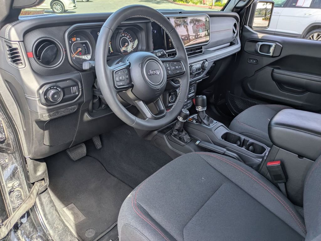 Used 2025 Jeep Wrangler Unlimited Rubicon w/ Convenience Group image 17