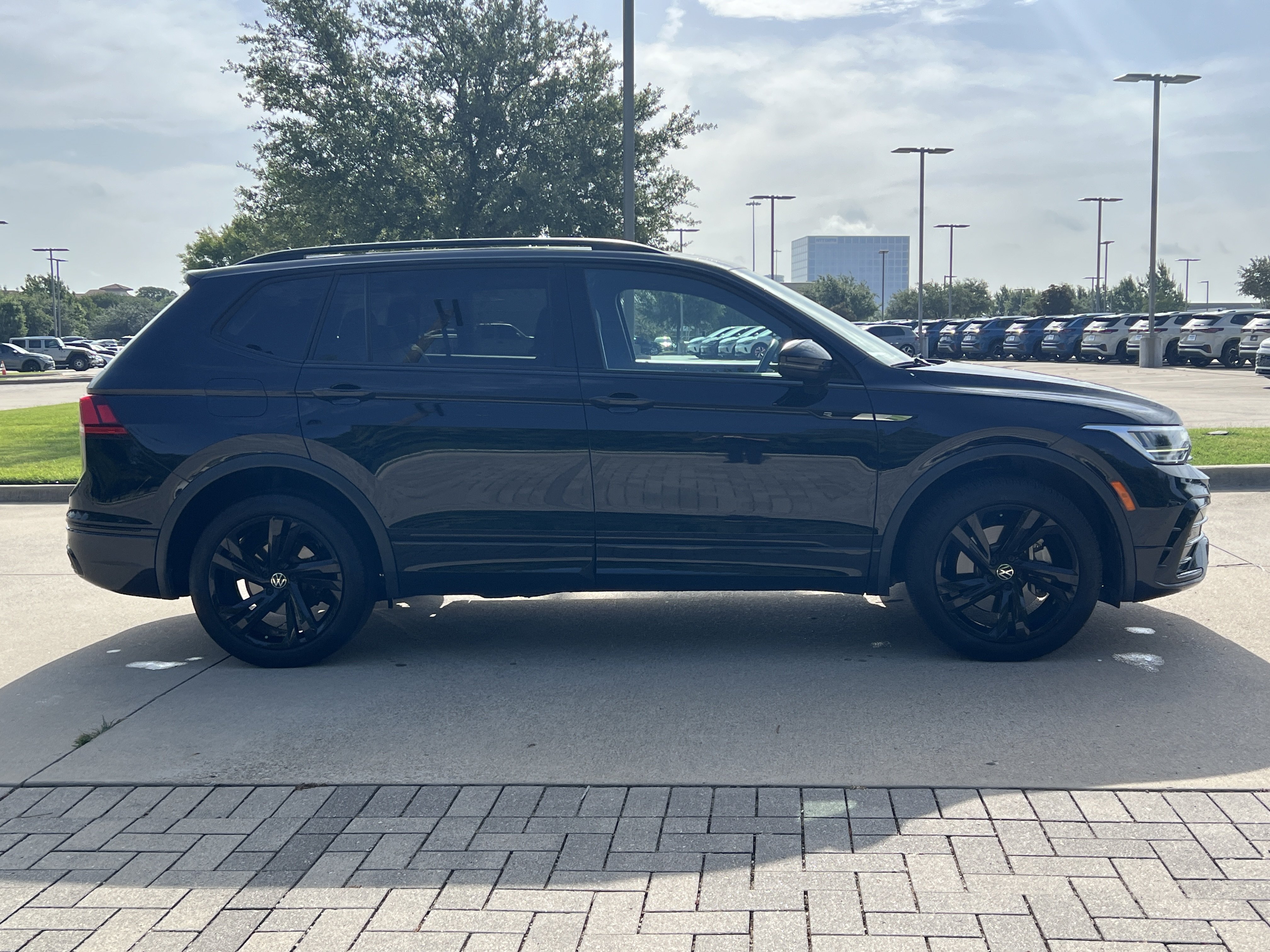 Certified 2023 Volkswagen Tiguan SE R-Line FWD image 10