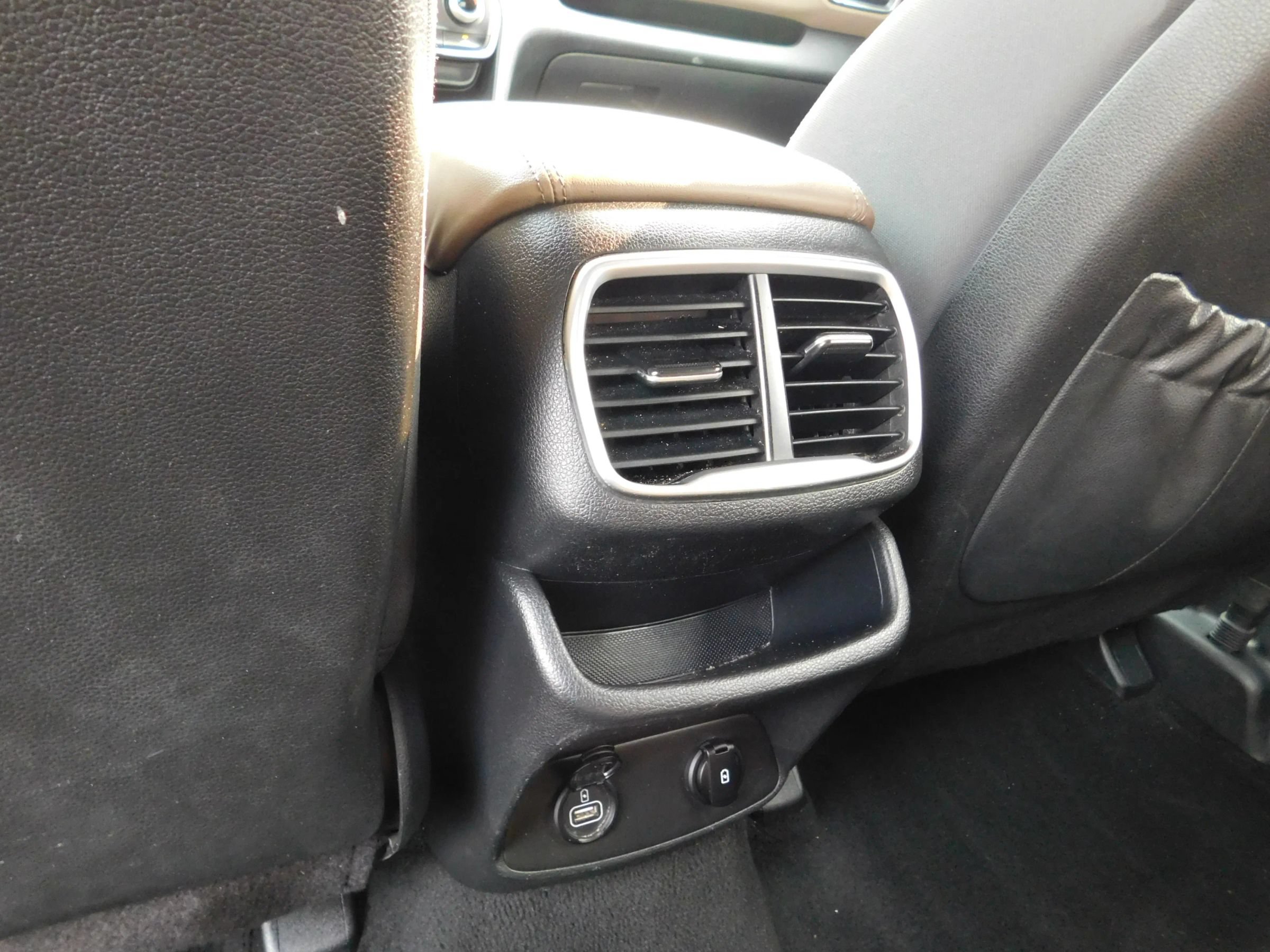 Used 2020 Hyundai Santa Fe SEL FWD image 12